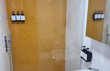 Entire Ground Floor Flat, Free Off-Street Parking and Large Garden - Foto 4