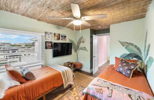 Pink Pony Villa - Waterfront Escape with Pool & Themed Rooms - Foto 11