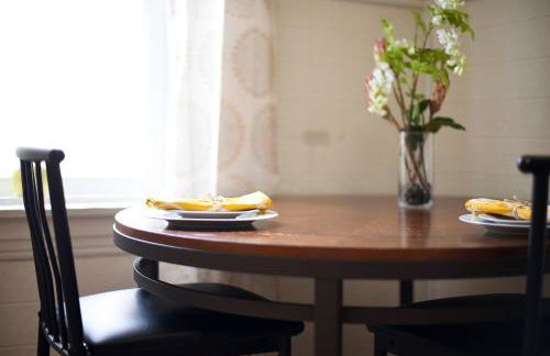 HostWise Stays - Block to AGH - King Bed, Free Off Street Parking - Foto 16