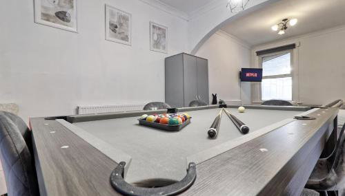 Beautiful Spacious four bedroom house with parking for 2 cars, 5 minute walk to southend station - Foto 2, Game Room