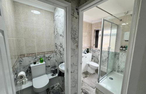 3 bedroom house sleeps 5 free parking long stay discounts - Foto 13