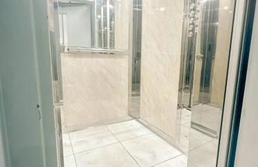 Elegant City-Center Apartment - Photo 11