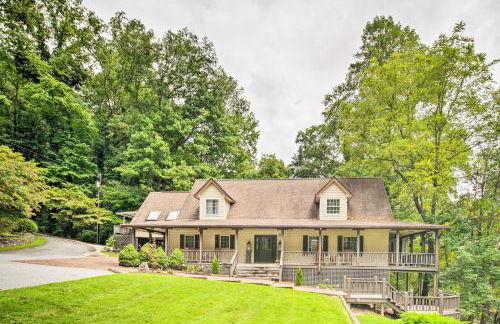 Deck with Fireplace Pet-Friendly Lake Lure Retreat - Foto 39