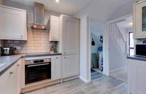 Pass the Keys Spacious and modern house with Free Parking - Photo 17