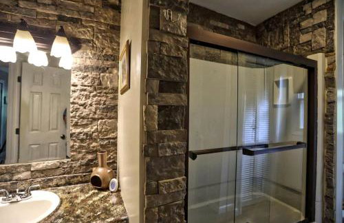 Luxury Lakeside Mountain Escape with Wraparound Deck Near Terra Alta, West Virginia - Foto 29