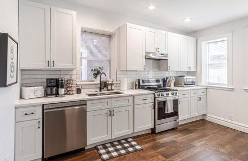 Ann Avenue Modern 3BR Home, Near Downtown with Free Parking - Photo 9