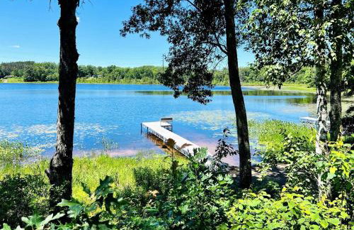 Cozy Lakefront Retreat with Game Room, Outdoor Living and Dock in Wisconsin - Foto 57