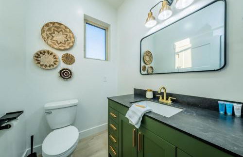 Brycegate Retreat. Stunning Views. Modern Comforts. - Photo 11