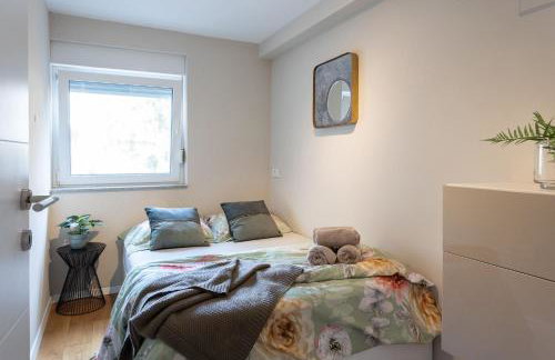 Stylish Urban Oasis - Design 2BR Apartment with Parking - Photo 19