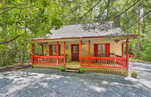 Cozy Creekside Mountain Escape w/ Hot Tub! - Foto 3