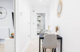 The Eden Suite - 1BR Chic Apt with Luxe Shower, Smart TV & Free Secure Parking in Central High Wycombe HP13, Sleeps 3 - Foto 20