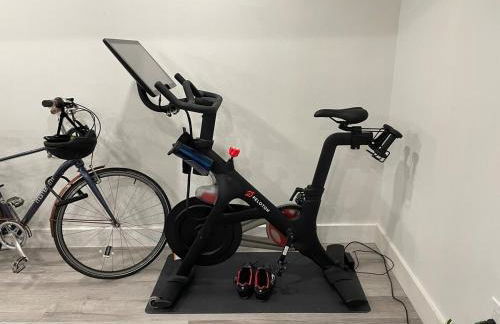 Stylish English Basement Perfect for Long Stays - Foto 13