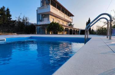 Tarmaros - Families & Groups - Photo 1