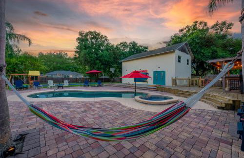 Tropical Oasis- Pickleball, Pool, Hot Tub- 15 min to beach - Photo 39