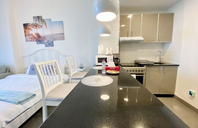 Marco Polo - Pastel Studio with Stunning Aerial City Views - Photo 7