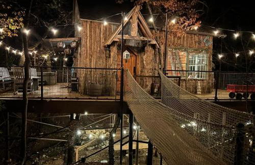 Hobbit Treehouse with waterfall on the Brazos River! 350 acres! Tubing! Petting zoo! - Foto 26