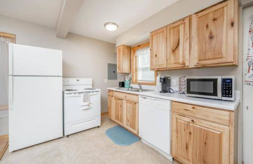 Cozy 1 Bed 1 Bath Home with Garage and Fenced Yard - Foto 10