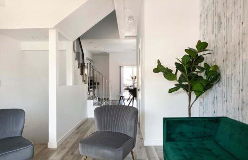 Experience Luxury 4BR Townhouse Sleeps 8 with Parking - Foto 6