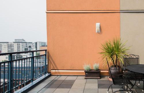 City Water View Oasis with Pool & Gym near Cruise in Heart of Seattle - Foto 40