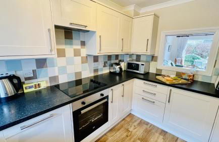 Orchard Cottage - Walking distance of the river, charming sunny patio, quiet location - Foto 9