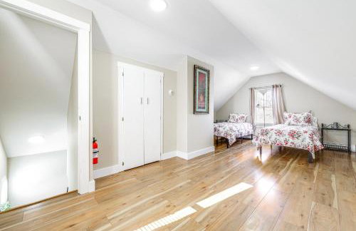 half Mi to Dtwn and Harbor Park Home with Large Yard! - Foto 21