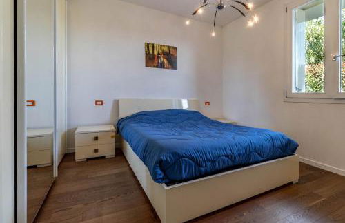 Airport Marco Polo -free park- - Photo 12