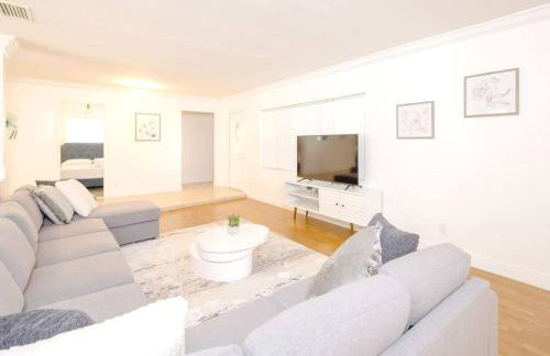 Stunning Lake-Front Villa with Pool & Spa - Foto 27