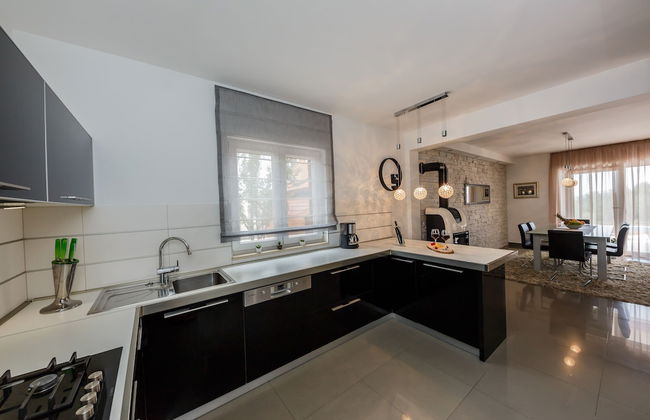 Luxury Secluded Villa w. Pool, Jacuzzi and Garden - Photo 20