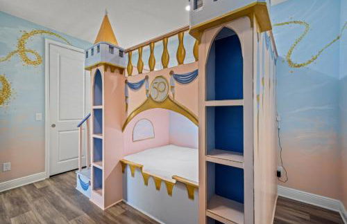Epic Playhouse Getaway - Castle & Superhero Bunks Theater Private Pool No Rear Neighbors - Foto 23
