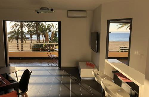 T2 Front de Mer 2pers 1 minute de la plageT2 de 44 m2 plus terrasse 16m2 , vue mer panoramique et en face de la plage Cet appartement refait à neuf bénéficie d'un confort et d un équipement optima Cet appartement est idéal pour 2 personnes avec sa chamb - Foto 12