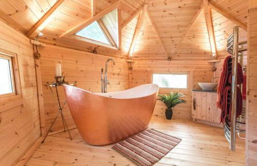 Romantic Treehouse with Hot Tub & BBQ Lodge - Foto 16