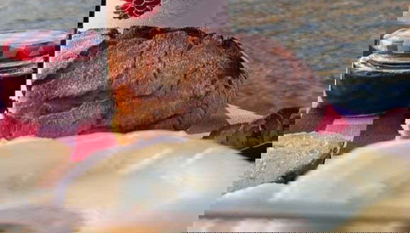 Queso, pan y vino para disfrutar de este paseo en barco