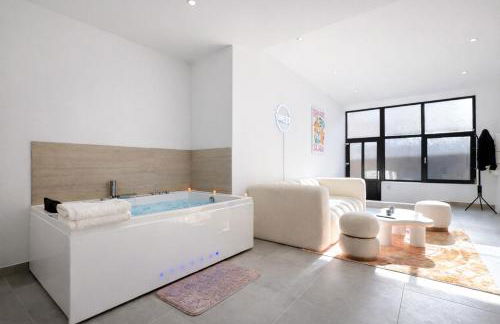 Le Sweet - By BEST KEYS - Suite Design avec Spa Privatif Balnéo - Centre-Ville - Lit Queen Size - Smart TV Netflix - Ambiance Romantique - WiFi Fibre - Check-in Autonome - Foto 10