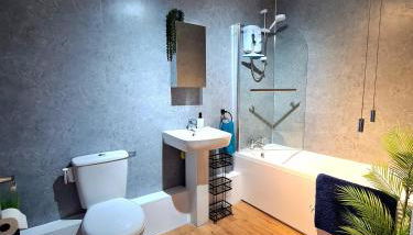 Vale View Apartment, Prestatyn, North Wales - a stylish, dog-friendly holiday let just a 5 min walk to beach & town! - Foto 3, Shower