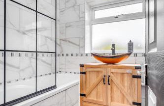 Spacious 4-Bed Haven in Orpington Retreat - Photo 19