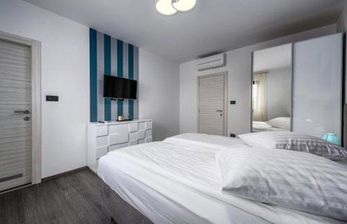 Five-Bedroom Holiday Home In Zminj - Photo 29