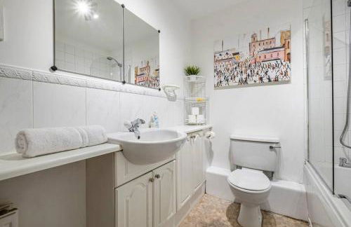 Spacious Apartment with Parking! - Photo 18