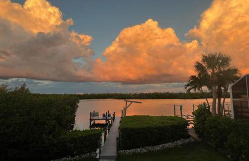 Private Bayfront Beach House with Dock, Steps to Beach and Restaurants - Foto 14