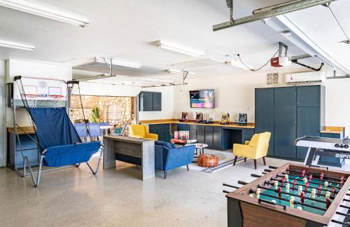 Secluded Mtn Top Family Haven w/Views Spa & Arcade - Photo 42