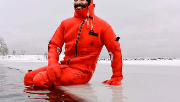 Sur le point de plonger dans le lac gelé