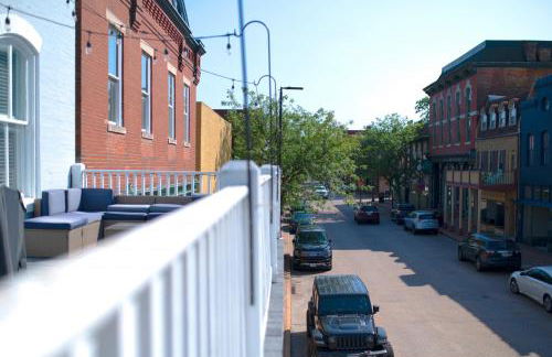 Main Street Balcony Apartment For up to 8 guests! - Foto 27