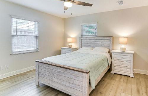 Steps to Seawall Fenced Family Home in Galveston! - Foto 12