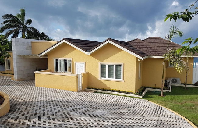 Je Suis Jamaica - 4 B R Beachfront Villa w Staff - Photo 72