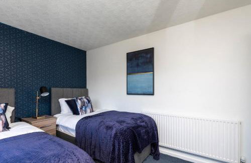 Findon House Spacious 3 bedroom, contractor, relocations friendly,10mins from GATWICK Airport, free parking, WIFI, garden, CRAWLEY - Photo 11