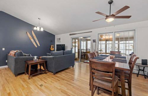 Tranquil 3BR Retreat Game Room Deck Beach Pass - Foto 7