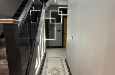 SK Stays Modern Luxury Home With Jacuzzi Bath & Cinema Room - Foto 11