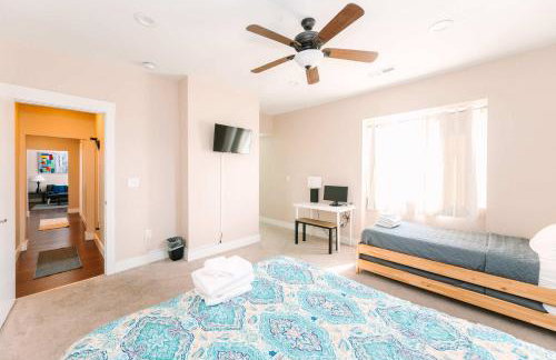 Acrisure Field - Off Street Parking - GroupStay - Foto 14