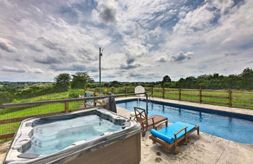 Chic Williamstown Retreat with Pool and Hot Tub! - Foto 3