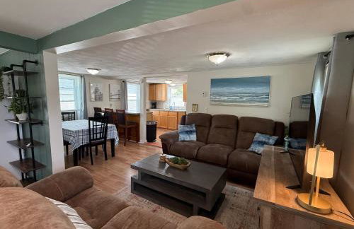 Oakland Beach Cottage - Sleeps up to 4 - Photo 1