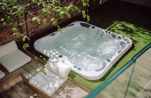 Town Centre Oasis with Two Hot Tubs - Photo 18
